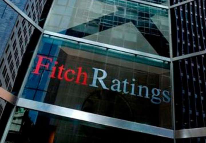 Fitch pasa de 'estable a negativo' perspectivas de bancos en Panamá