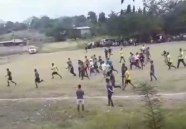 Embolille en Chepo; policías y residentes se agarran a puños (Video)