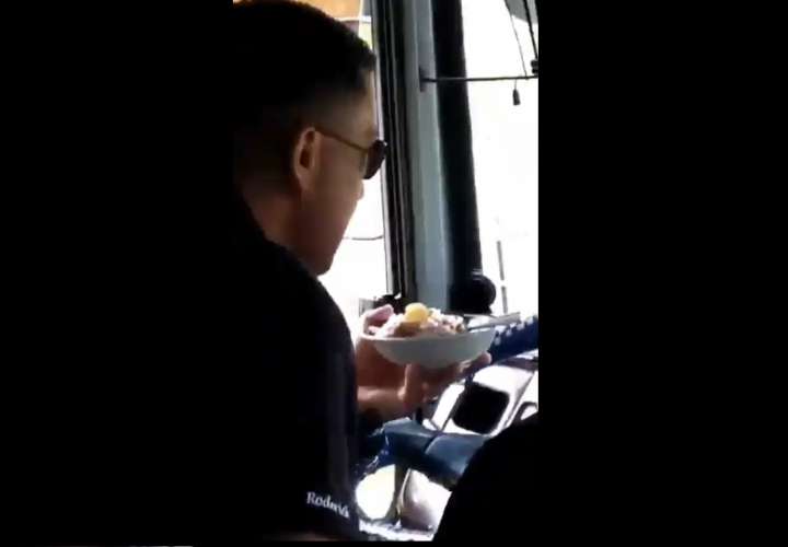 Conductor de bus chiricano come mientras maneja [Video]