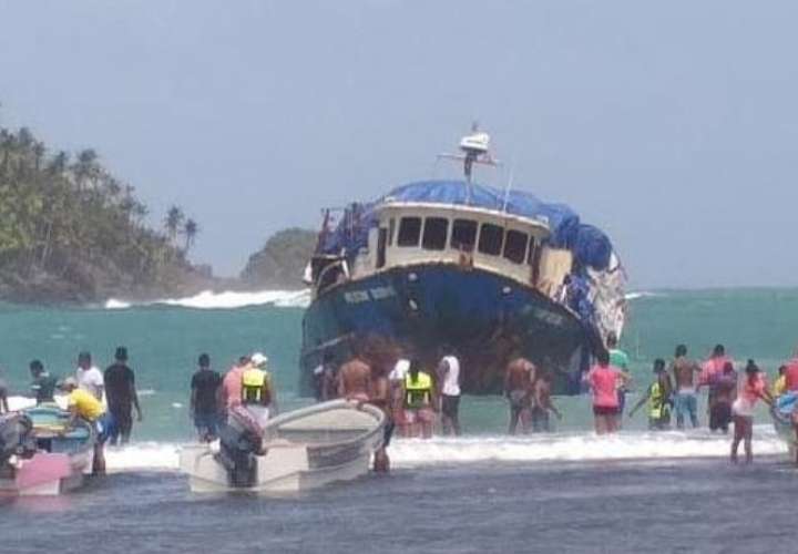 Rescatan a 6 tripulantes de embarcación que se estaba hundiendo en Colón