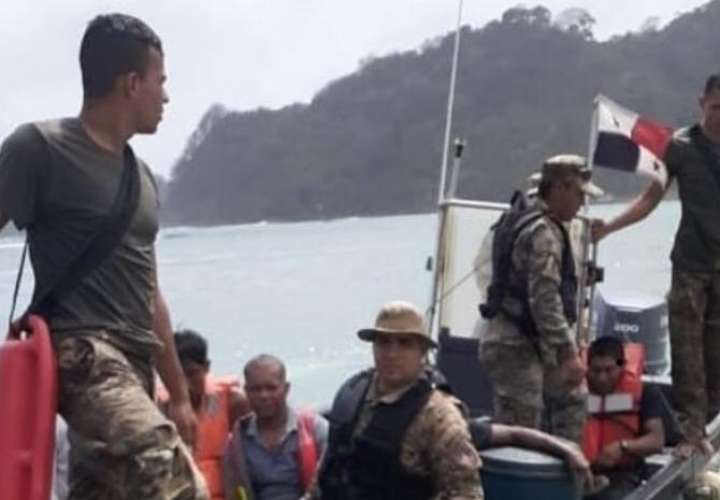 Rescatan a 6 tripulantes de embarcación que se estaba hundiendo en Colón