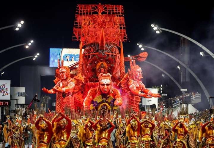 Carnaval de Brasil rinde homenaje a las mujeres y a Jesucristo