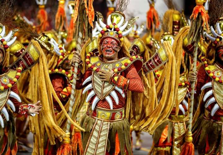 Carnaval de Brasil rinde homenaje a las mujeres y a Jesucristo