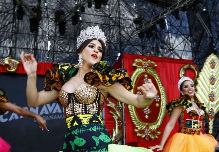 Extranjeros y panameños se gozan el Carnaval en la Cinta Costera