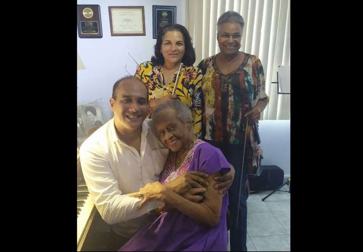 Reconocen trayectoria y aporte de centenaria pianista panameña