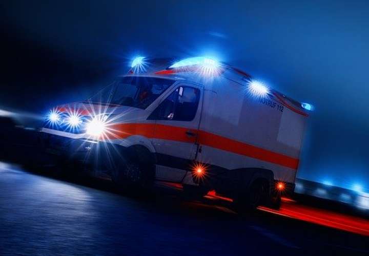 Hombre salta de una ambulancia y muere en la carretera