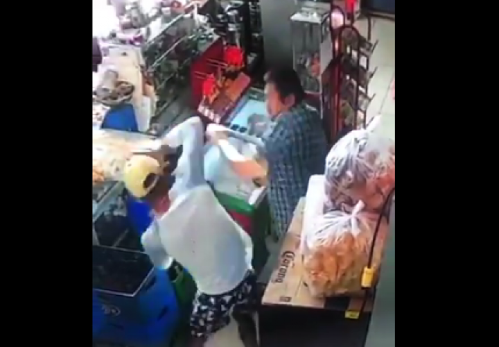 Comerciante se enfrenta a golpes a asaltante en Cabuya [Video]