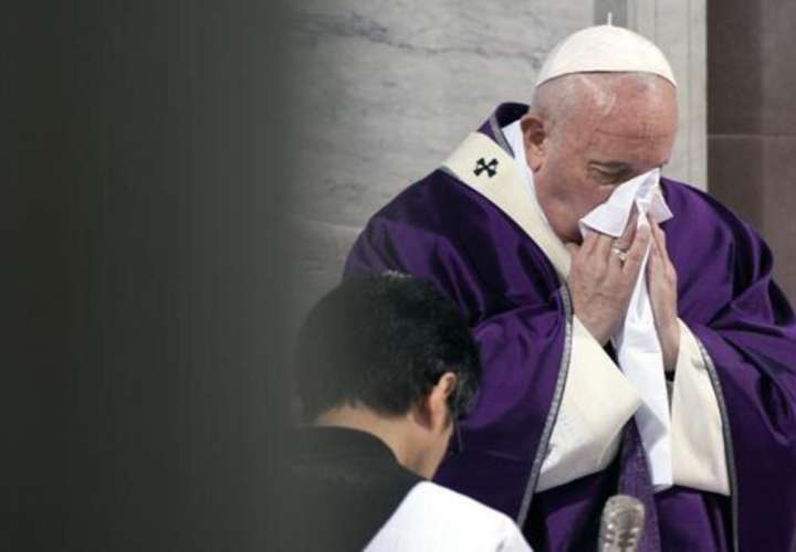 El papa Francisco cancela viaje por enfermedad y en misa se le ve toser