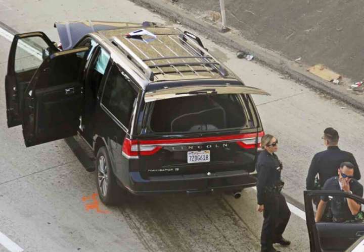 Roba carroza fúnebre con un cadáver, choca y lo arrestan en Los Ángeles.