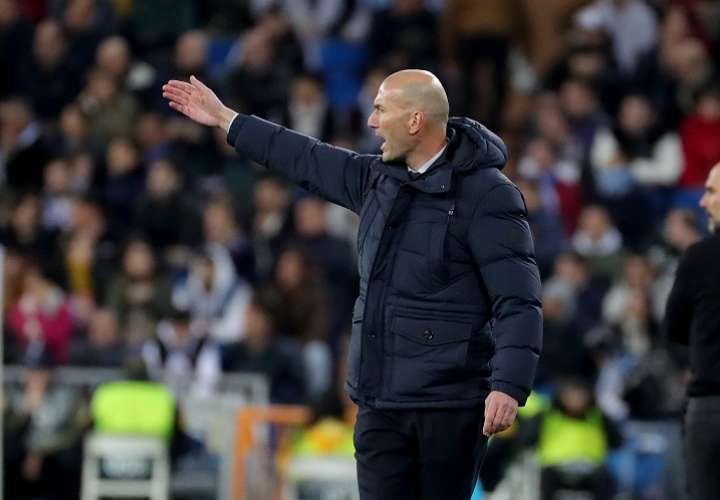 El entrenador del Real Madrid Zinedine Zidane durante del partido, correspondiente a la ida de octavos de final de la Liga de Campeones,