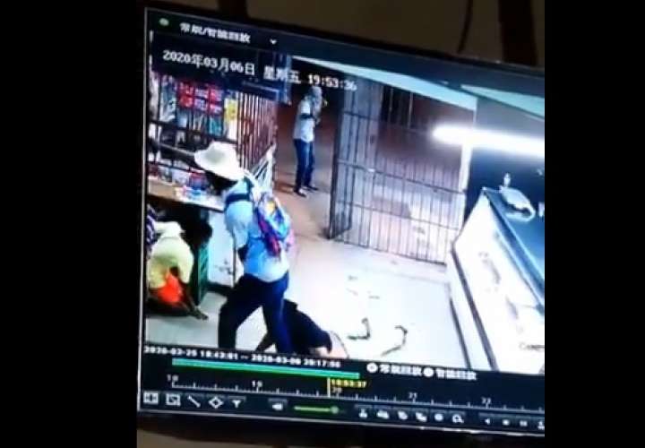 Delincuentes roban en minisúper de Chilibre a punta de pistola (Video)