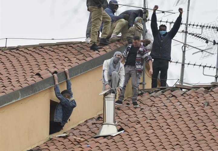 Los detenidos protestan en los techos de la prisión de San Vittore en Milán, en el norte de Italia, el 09 de marzo de 2020. EFE