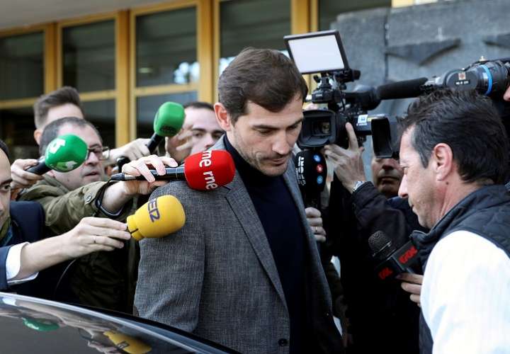 El exfutbolista español Iker Casillas a su salida este lunes de la sede del Consejo Superior de Deportes. Foto: EFE
