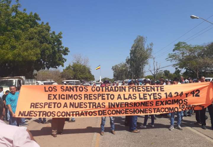 Transportistas santeños cierran la vía y anuncian manifestaciones