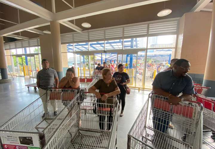 Panameños abarrotan supermercados (Videos) 