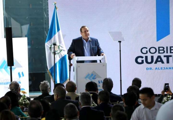 Presidente de Guatemala deplora la caza "estúpida" de Hacienda a empresarios