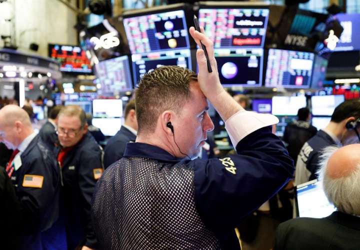 Dow Jones se desploma 3.000 puntos en peor día de Wall Street desde 1987