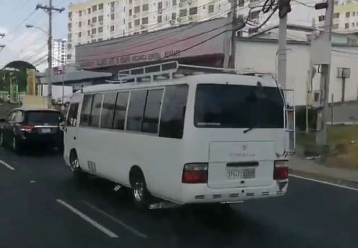 Transportistas de turismo y taxistas realizan caravanas por crisis económica