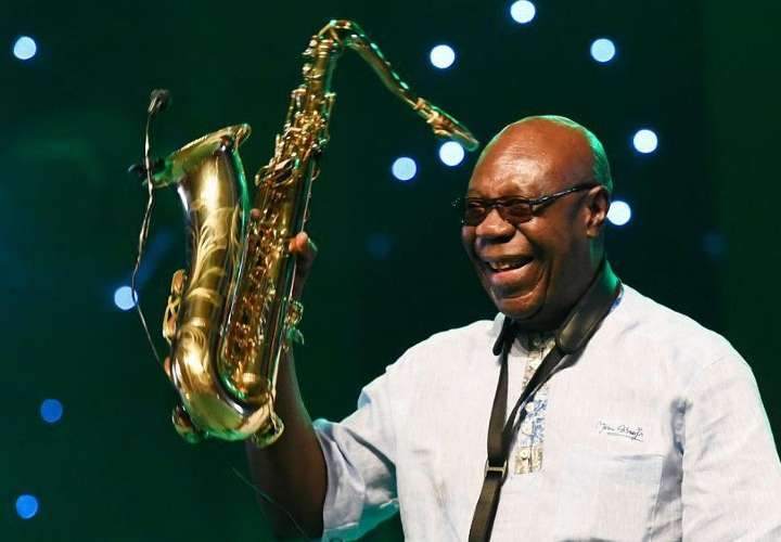 Muere leyenda del jazz africano a causa del COVID-19