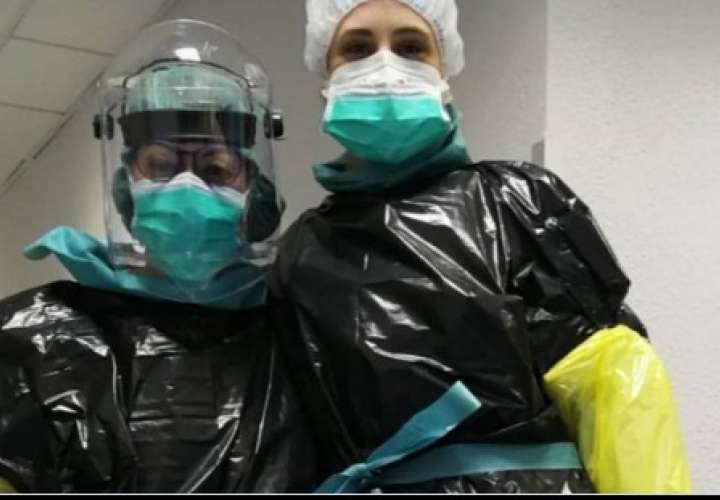 Médicos se protegen con bolsas de basura; sanidad española al borde del colapso