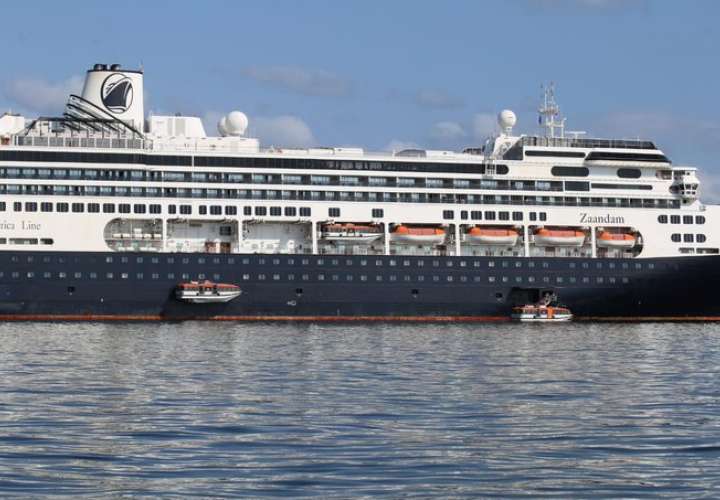  401 pasajeros de crucero aislado en Panamá abordarán otro buque en altamar