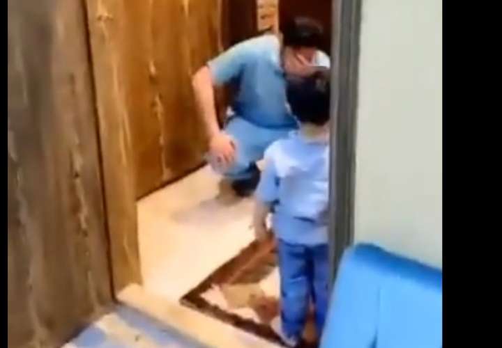 Médico llora tras rechazar el abrazo de su hijo al llegar a casa (Video)
