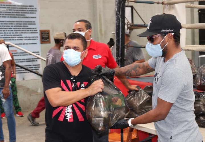 "Chemito" Moreno entrega bolsas de comida a boxeadores y entrenadores