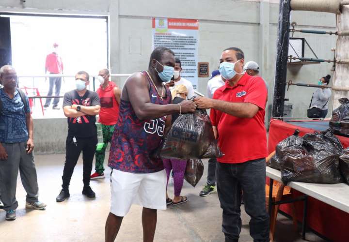 "Chemito" Moreno entrega bolsas de comida a boxeadores y entrenadores