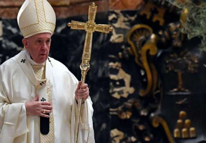 El papa pide mantener la esperanza durante esta pandemia en misa Sábado Santo