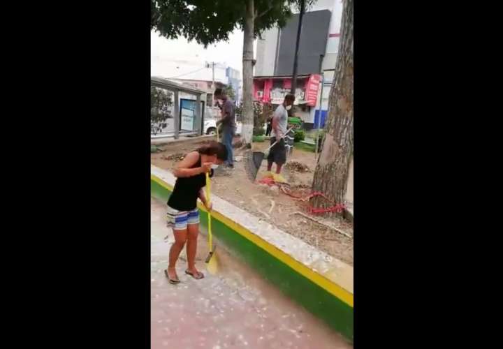 Ponen a infractores de la cuarentena a barrer parque en La Chorrera (Video)