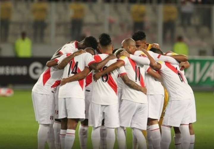 Selección peruana de fútbol se pone la camiseta y apoya a las Fuerzas armadas