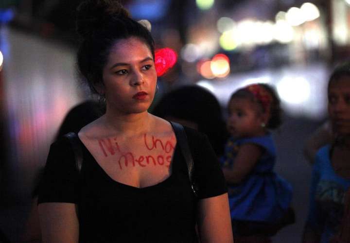 Una joven con la consigna &quot;Ni una menos&quot; escrita en su pecho participa junto a un grupo de mujeres en una concentración en contra de la violencia machista el 19 de octubre de 2016, en la ciudad de Panamá (Panamá). EFE/Archivo
