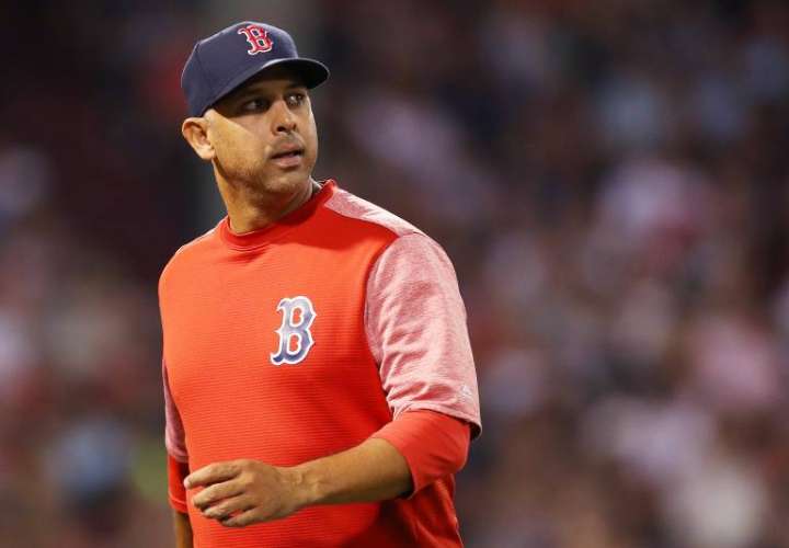 MLB impone castigos a Medias Rojas pero no encuentra evidencias contra Alex Cora