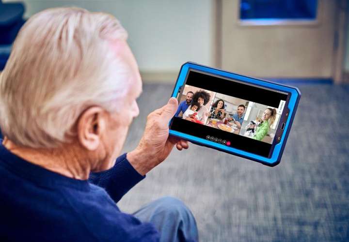 Tabletas y robots contra el aislamiento de adultos mayores por el Covid-19