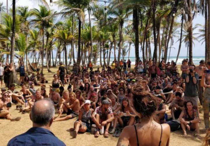 300 turistas varados en isla