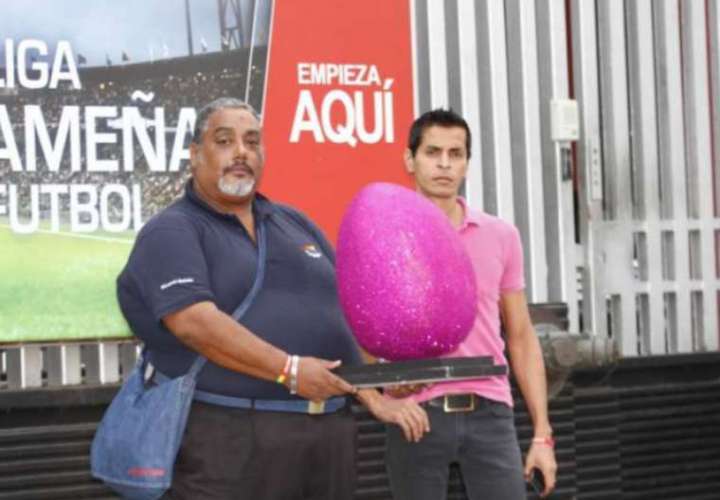 "The Winner" del Huevo Rosa es el diputado "Bolota"