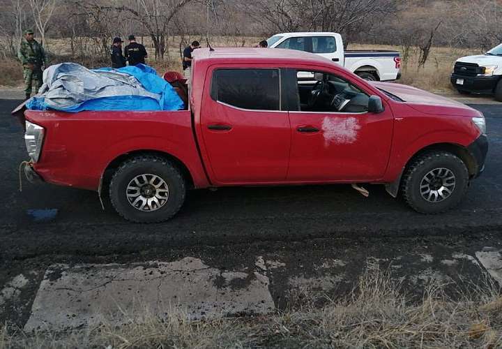 Narcos dejan 12 cuerpos en una camioneta