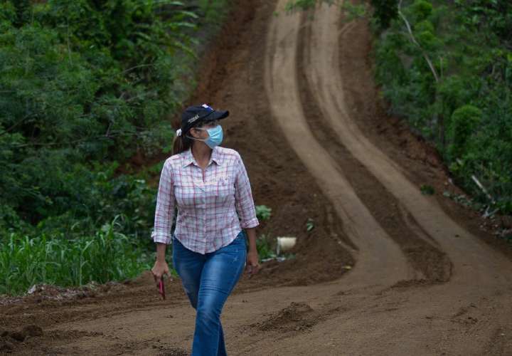 Gobernadora inspecciona carretera en Chimán