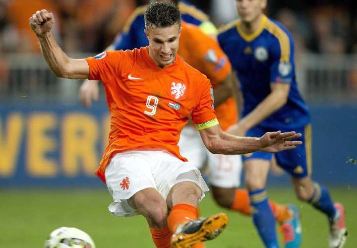 Van Persie revela que Van Gaal lo abofeteó en el Mundial de 2014
