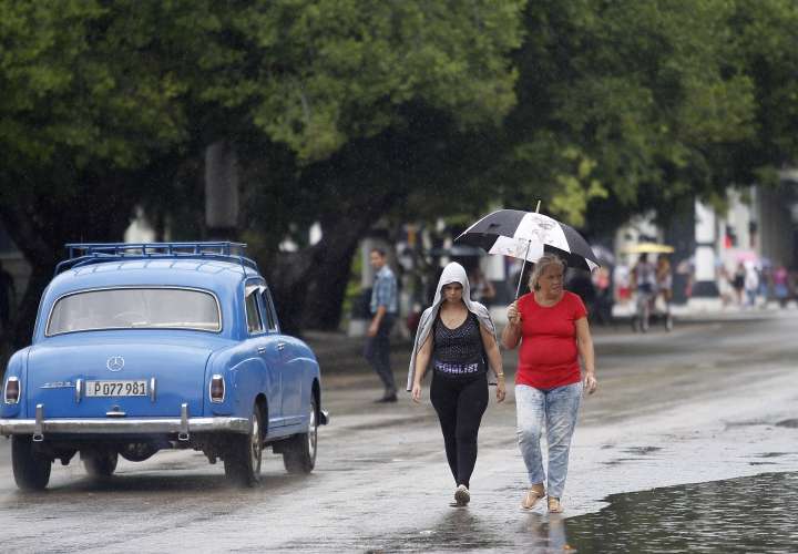 Lluvias y un tornado ocasionan inundaciones y daños en el centro de Cuba