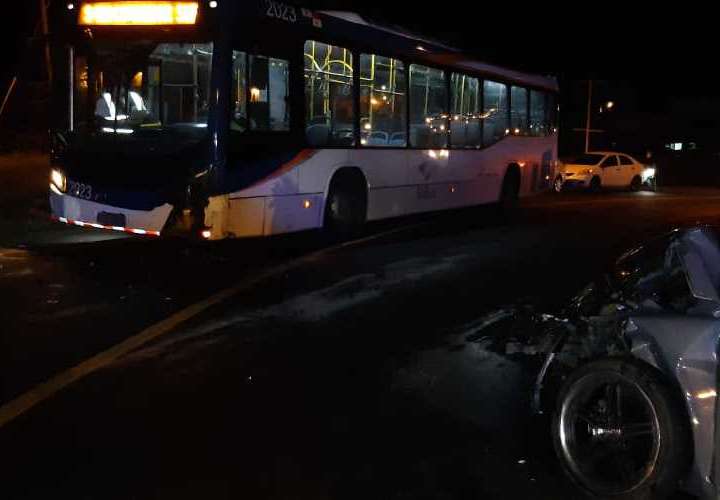 Policías chocan su auto contra un metrobus