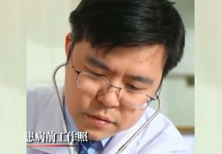 Fallece uno de los médicos chinos cuya piel se oscureció tras superar Covid-19