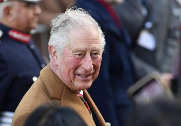  El príncipe Carlos admite que tuvo "suerte" con el coronavirus