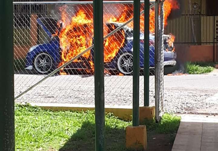 Auto modificado arde en llamas en David [Video]