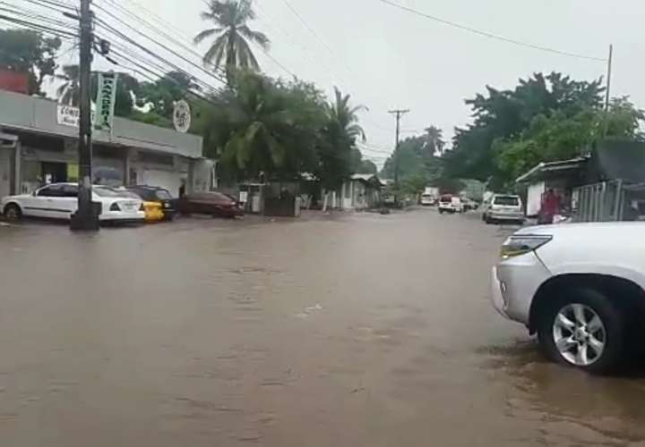 Palo de agua cae en diversos puntos de Panamá debido al paso de onda tropical