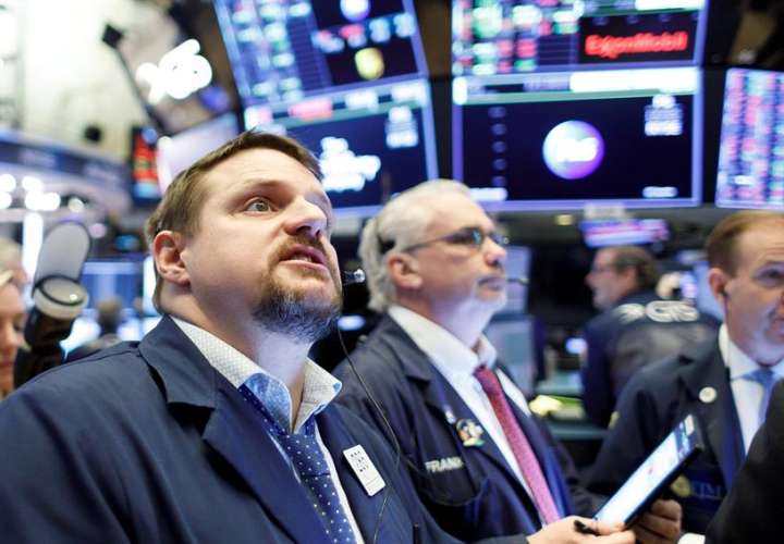 Wall Street se desploma y el Dow Jones pierde 6,9% en su peor día desde marzo