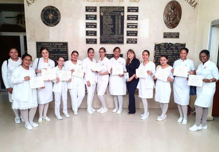 Enfermeras recién graduadas desean unirse a equipo de lucha contra COVID-19 