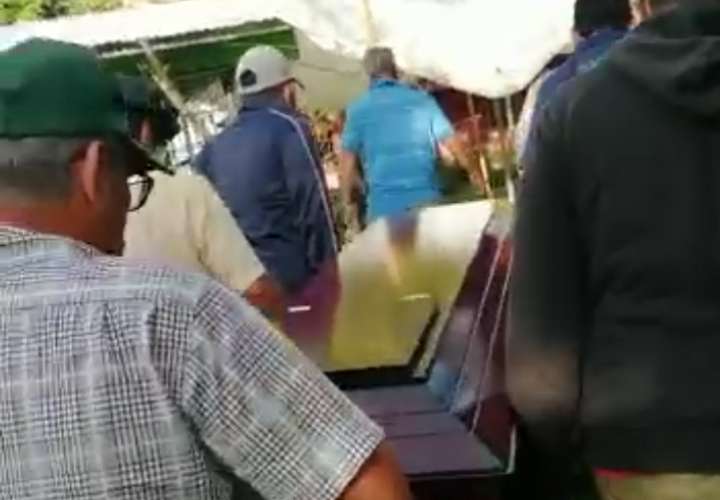 Policía tica niega paso a panameños para dar sepultura a un familiar [Video]