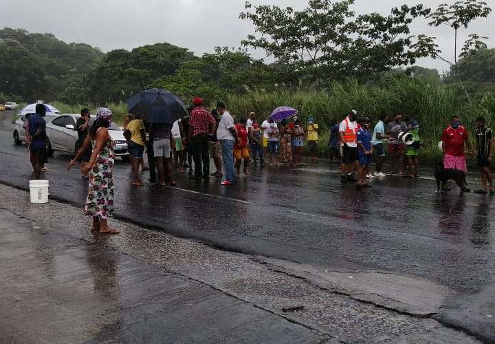 Moradores de las multis de Nueva Providencia salen a protestar por falta de agua