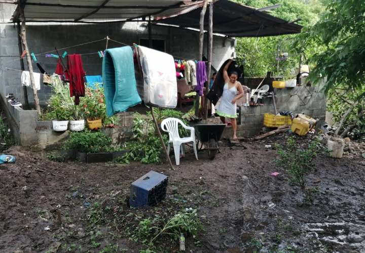 8 familias afectadas por desborde de quebrada piden ayuda al Gobierno